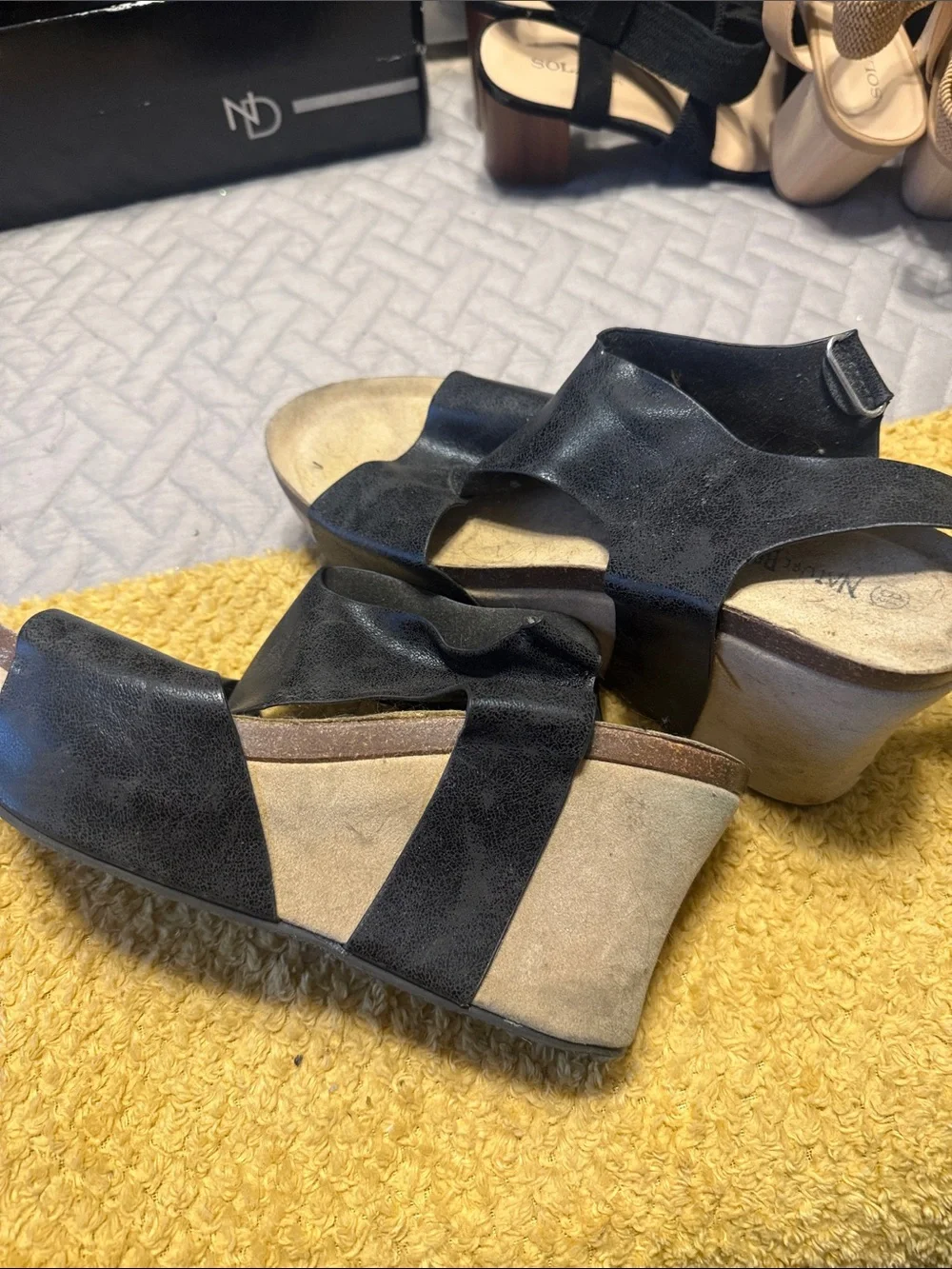 Nature Breeze Two-Tone Platform Sandals in Black and Beige
